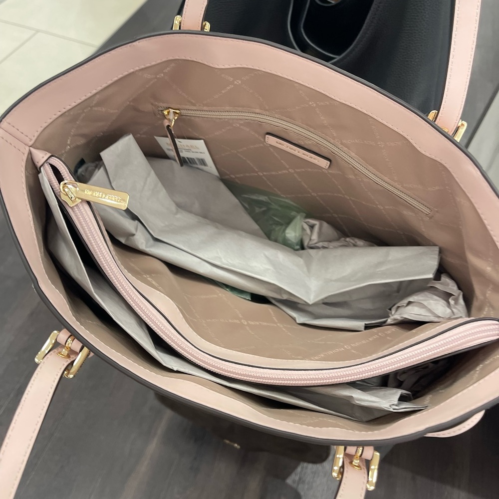 Michael Kors Voyager Lg Color-Block Signature Logo Tote
Powder Blush Multi 
NWT - Picture 12 of 16